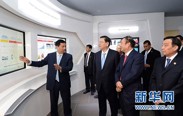 11月26日，正在墨西哥進行正式友好訪問的全國人大常委會委員長張德江在墨西哥城視察華為公司拉美北地區(qū)部。 新華社記者劉建生攝