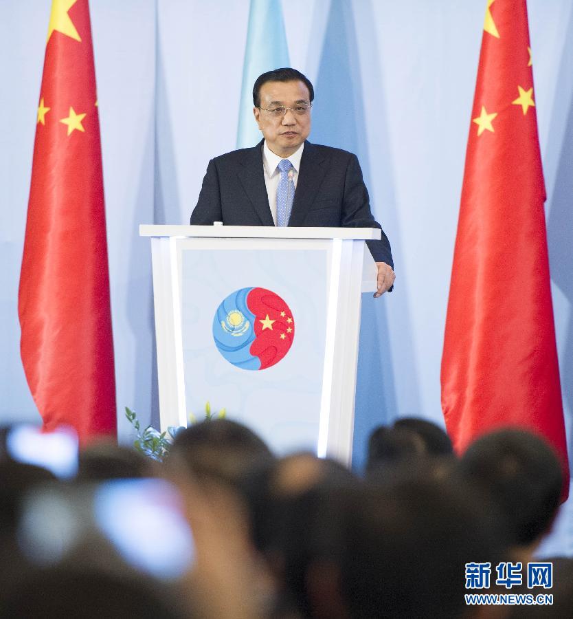  12月14日，國務(wù)院總理李克強在阿斯塔納同哈薩克斯坦總理馬西莫夫共同出席中哈企業(yè)家委員會第二次會議。這是李克強總理在會議上致辭。新華社記者 黃敬文 攝 