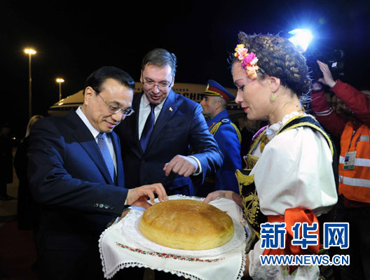 12月15日，國(guó)務(wù)院總理李克強(qiáng)抵達(dá)貝爾格萊德，出席中國(guó)－中東歐國(guó)家領(lǐng)導(dǎo)人會(huì)晤并正式訪問塞爾維亞，塞爾維亞總理武契奇到機(jī)場(chǎng)迎接。新華社記者 饒愛民 攝