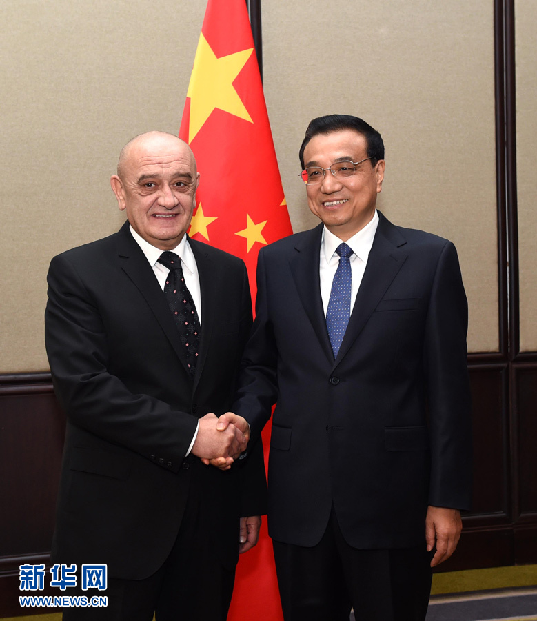12月16日，中國(guó)國(guó)務(wù)院總理李克強(qiáng)在貝爾格萊德會(huì)見(jiàn)波黑部長(zhǎng)會(huì)議主席貝萬(wàn)達(dá)。 新華社記者 饒愛(ài)民 攝 