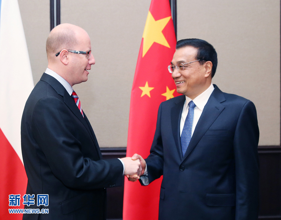 12月16日，中國國務(wù)院總理李克強(qiáng)在貝爾格萊德會(huì)見捷克總理索博特卡。 新華社記者姚大偉攝 