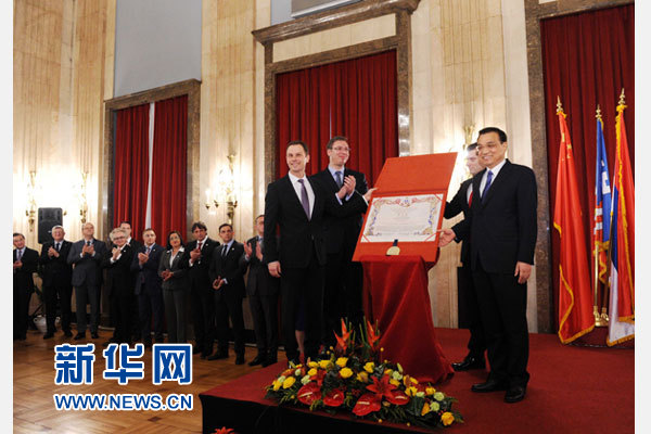 12月18日，中國國務院總理李克強在貝爾格萊德市政廳接受“貝爾格萊德榮譽市民”證書，塞爾維亞總理武契奇陪同出席。隨后，李克強同塞各界知名人士親切會見并互動交流。新華社記者 饒愛民 攝