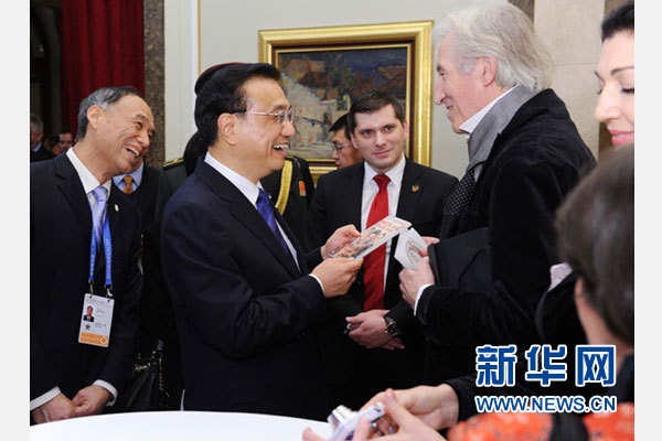 12月18日，中國國務院總理李克強在貝爾格萊德市政廳接受“貝爾格萊德榮譽市民”證書，塞爾維亞總理武契奇陪同出席。隨后，李克強同塞各界知名人士親切會見并互動交流。這是李克強同電影《瓦爾特保衛(wèi)薩拉熱窩》的演員薩馬爾季奇親切交談。新華社記者 饒愛民 攝