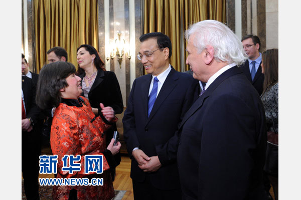 12月18日，中國國務院總理李克強在貝爾格萊德市政廳接受“貝爾格萊德榮譽市民”證書，塞爾維亞總理武契奇陪同出席。隨后，李克強同塞各界知名人士親切會見并互動交流。這是李克強同漢學家波普—采尼奇夫婦親切交談。新華社記者 饒愛民 攝