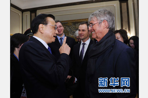 12月18日，中國國務院總理李克強在貝爾格萊德市政廳接受“貝爾格萊德榮譽市民”證書，塞爾維亞總理武契奇陪同出席。隨后，李克強同塞各界知名人士親切會見并互動交流。這是李克強同著名足球教練米盧蒂諾維奇親切交談。新華社記者 饒愛民 攝