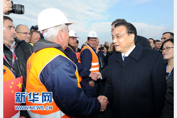 12月18日，中國國務(wù)院總理李克強(qiáng)在貝爾格萊德同塞爾維亞總理武契奇共同出席貝爾格萊德跨多瑙河大橋竣工儀式。這是李克強(qiáng)同大橋建設(shè)者親切交流。新華社記者 饒愛民 攝