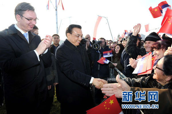 12月18日，中國國務(wù)院總理李克強(qiáng)在貝爾格萊德同塞爾維亞總理武契奇共同出席貝爾格萊德跨多瑙河大橋竣工儀式。這是李克強(qiáng)在儀式現(xiàn)場同塞爾維亞群眾親切握手。新華社記者 饒愛民 攝
