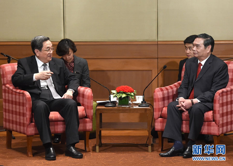 12月25日至27日，中共中央政治局常委、全國(guó)政協(xié)主席俞正聲對(duì)越南進(jìn)行正式訪問(wèn)。這是12月25日，俞正聲在河內(nèi)會(huì)見(jiàn)越共中央書(shū)記處常務(wù)書(shū)記黎鴻英。 新華社記者劉建生攝