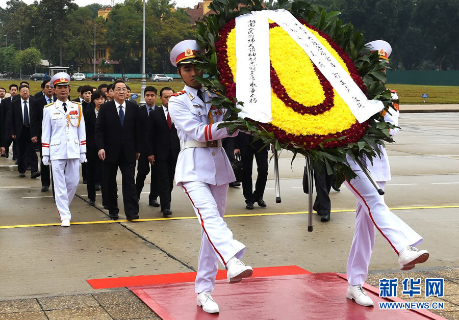 12月25日至27日，中共中央政治局常委、全國(guó)政協(xié)主席俞正聲對(duì)越南進(jìn)行正式訪問(wèn)。 這是12月27日，俞正聲在河內(nèi)瞻仰胡志明主席陵。新華社記者劉建生攝