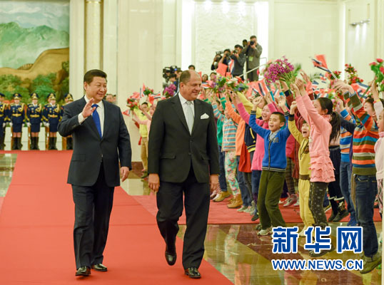 1月6日，國家主席習(xí)近平在北京人民大會堂同哥斯達黎加總統(tǒng)索利斯舉行會談。這是會談前，習(xí)近平在人民大會堂北大廳為索利斯舉行歡迎儀式。新華社記者 李學(xué)仁 攝