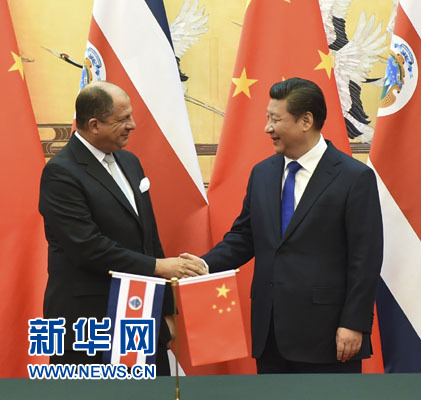 1月6日，中國國家主席習(xí)近平在北京人民大會堂同哥斯達黎加總統(tǒng)索利斯舉行會談。這是習(xí)近平與索利斯在簽字儀式后握手。 新華社記者 張鐸 攝