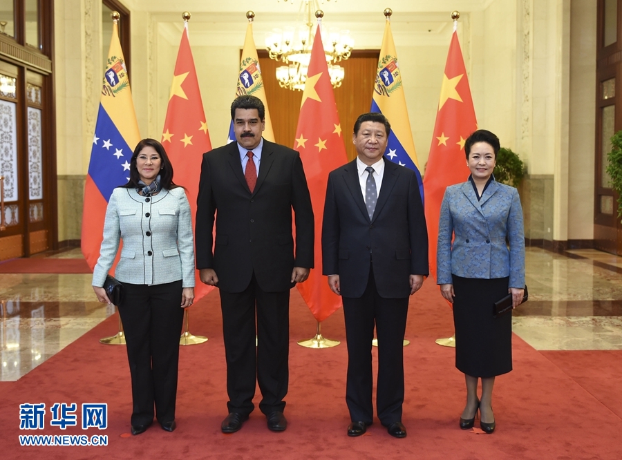 1月7日，國家主席習(xí)近平在北京人民大會堂會見委內(nèi)瑞拉總統(tǒng)馬杜羅。這是會見前，習(xí)近平和夫人彭麗媛同馬杜羅夫婦合影。 新華社記者 張鐸 攝