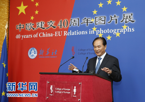 5月18日，正在比利時訪問的新華社社長蔡名照在比利時布魯日歐洲學院舉行的“中歐建交40周年圖片展”開幕式上致辭。在中歐建交40周年之際，由新華社、歐洲學院主辦的“中歐建交40周年圖片展”18日在位于比利時布魯日的歐洲學院開幕。 新華社記者葉平凡攝 