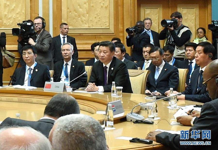 7月9日，金磚國家領導人第七次會晤在俄羅斯烏法舉行。中國國家主席習近平、俄羅斯總統(tǒng)普京、巴西總統(tǒng)羅塞夫、印度總理莫迪、南非總統(tǒng)祖馬出席。這是習近平主席出席大范圍會議。新華社記者 饒愛民 攝 