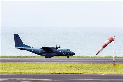 7日，法屬留尼汪島，法國軍事運輸機沿海岸搜尋MH370殘骸。