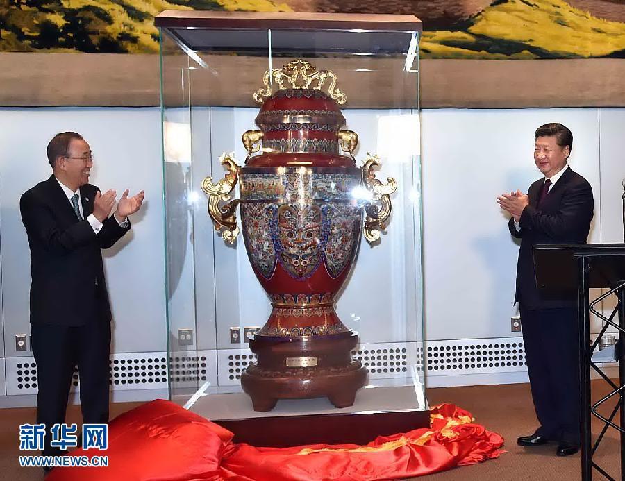 9月27日，國家主席習(xí)近平在紐約出席中國向聯(lián)合國贈送“和平尊”儀式。聯(lián)合國秘書長潘基文出席。 新華社記者 李濤 攝 