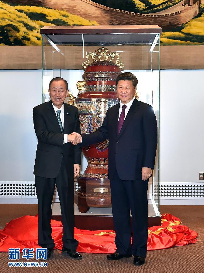  9月27日，國家主席習(xí)近平在紐約出席中國向聯(lián)合國贈送“和平尊”儀式。聯(lián)合國秘書長潘基文出席。 新華社記者 李濤 攝 