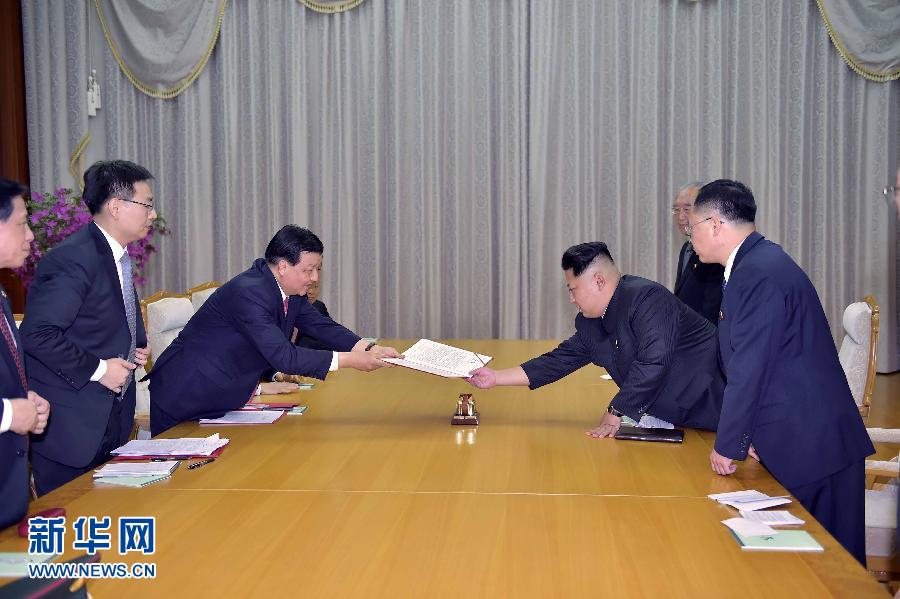 10月9日，中共中央政治局常委、中央書記處書記劉云山在平壤百花園迎賓館會見朝鮮勞動黨第一書記金正恩。這是劉云山向金正恩轉(zhuǎn)交習近平總書記的親署函。新華社記者 李濤 攝
