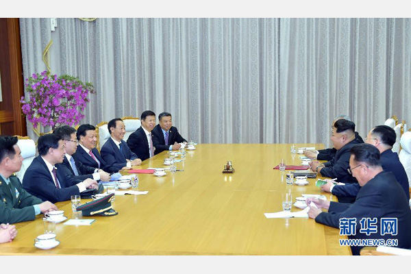 10月9日，中共中央政治局常委、中央書記處書記劉云山在平壤百花園迎賓館會見朝鮮勞動黨第一書記金正恩。 新華社記者 李濤 攝 