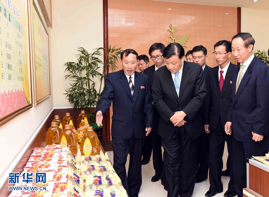 10月11日，中共中央政治局常委、中央書記處書記劉云山參觀考察平壤玉米加工廠。 新華社記者 饒愛民 攝