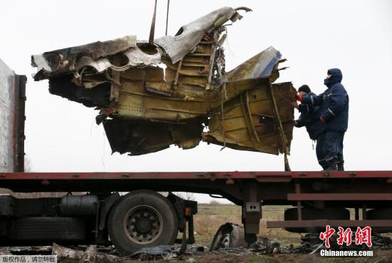 資料圖：2014年11月16日，烏克蘭頓涅茨克地區(qū)，墜毀MH17飛機事故現(xiàn)場成功搜尋到起落架的部分殘骸，一大塊機身殘片等。