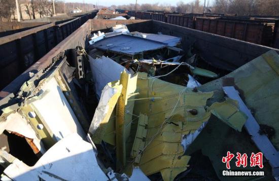資料圖：烏克蘭頓涅茨克，MH17墜毀客機的殘骸裝上火車。圖片來源：CFP視覺中國