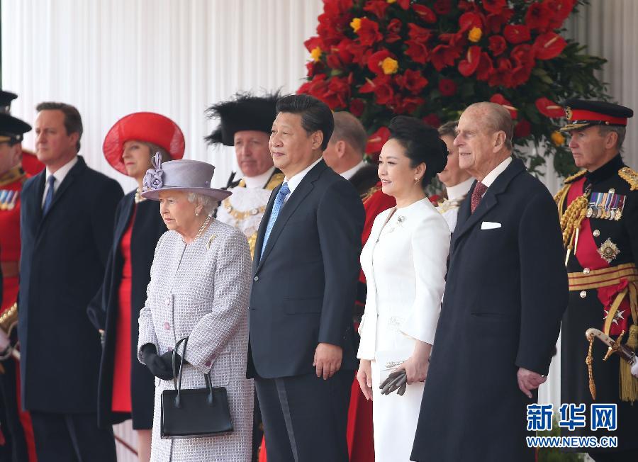 10月20日，對(duì)英國(guó)進(jìn)行國(guó)事訪問(wèn)的國(guó)家主席習(xí)近平出席英國(guó)女王伊麗莎白二世在倫敦騎兵檢閱場(chǎng)舉行的隆重歡迎儀式。 新華社記者 龐興雷 攝