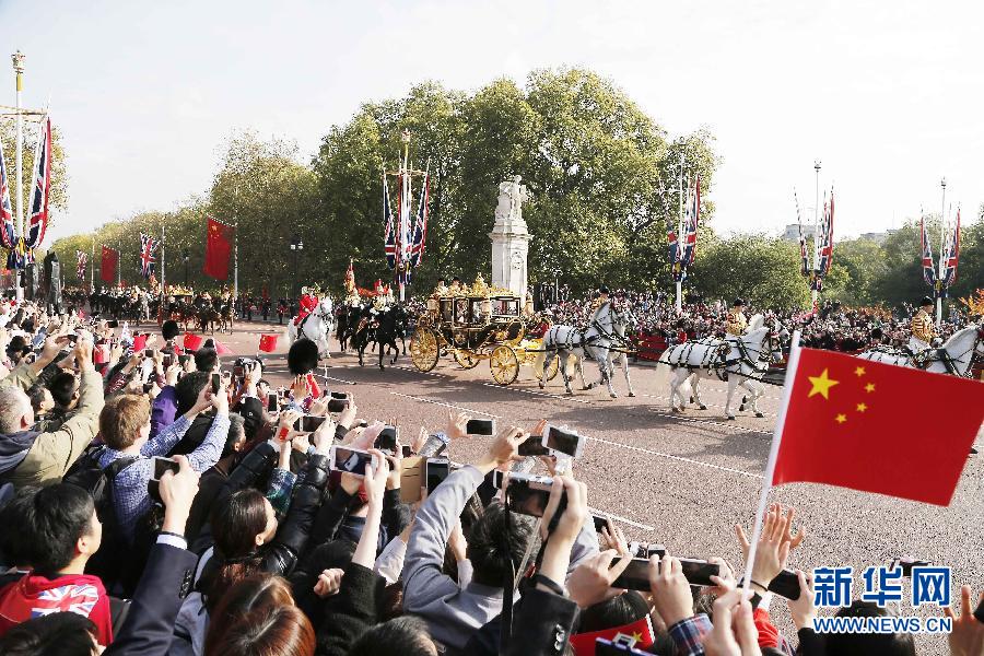 這是習(xí)近平和夫人彭麗媛在女王夫婦陪同下，乘坐皇家馬車(chē)前往白金漢宮下榻。新華社記者 周磊 攝