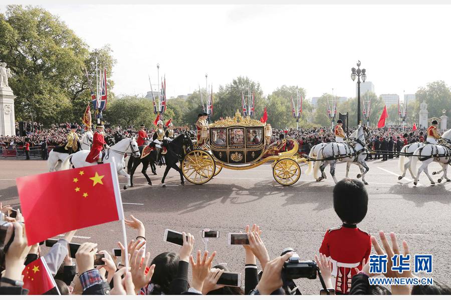 這是習(xí)近平和夫人彭麗媛在女王夫婦陪同下，乘坐皇家馬車(chē)前往白金漢宮下榻。新華社記者 周磊 攝
