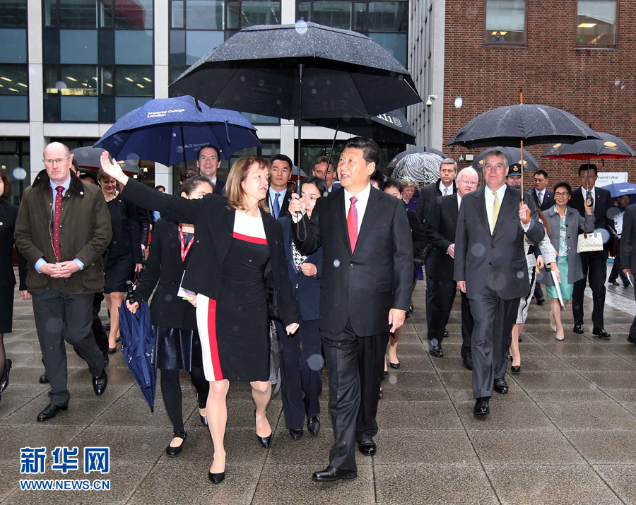 10月21日，國家主席習近平在倫敦參觀帝國理工學院。 新華社記者姚大偉 攝