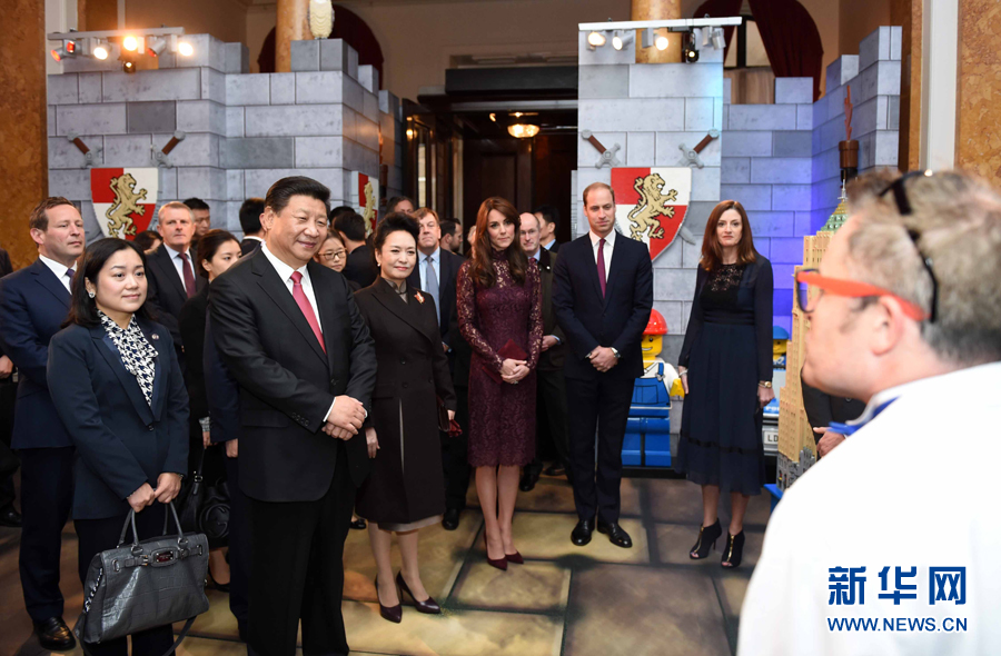 10月21日，國家主席習(xí)近平和夫人彭麗媛在英國威廉王子夫婦陪同下，出席在倫敦舉行的中英創(chuàng)意產(chǎn)業(yè)展。 新華社記者 張鐸 攝