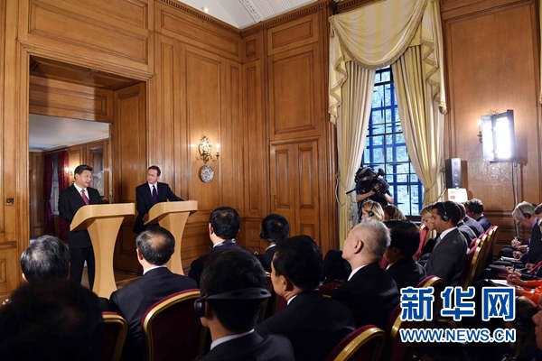 10月21日，國家主席習(xí)近平在倫敦唐寧街首相府同英國首相卡梅倫舉行會談。這是會談結(jié)束后，習(xí)近平和卡梅倫共同會見記者。 新華社記者 饒愛民 攝 