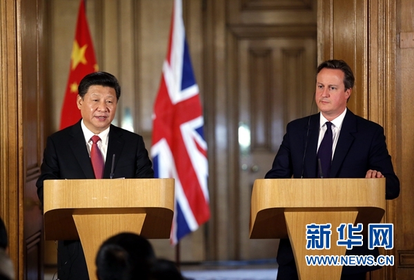 10月21日，國家主席習(xí)近平在倫敦唐寧街首相府同英國首相卡梅倫舉行會談。這是會談結(jié)束后，習(xí)近平和卡梅倫共同會見記者。 新華社記者 鞠鵬 攝 