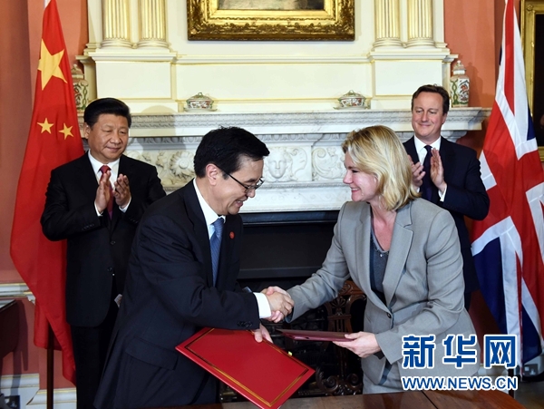 10月21日，國家主席習(xí)近平在倫敦唐寧街首相府同英國首相卡梅倫舉行會談。這是會談結(jié)束后，兩國領(lǐng)導(dǎo)人共同見證雙邊合作文件的簽署。新華社記者 饒愛民 攝 