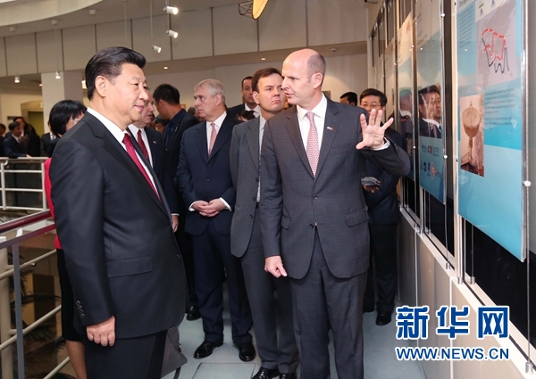 10月22日，國家主席習(xí)近平在倫敦參觀國際移動衛(wèi)星公司。新華社記者 姚大偉 攝 
