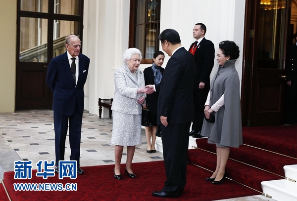 10月22日，國(guó)家主席習(xí)近平和夫人彭麗媛離開白金漢宮。離開前，英國(guó)女王伊麗莎白二世和丈夫菲利普親王專門前來同習(xí)近平夫婦親切話別。新華社記者 鞠鵬 攝