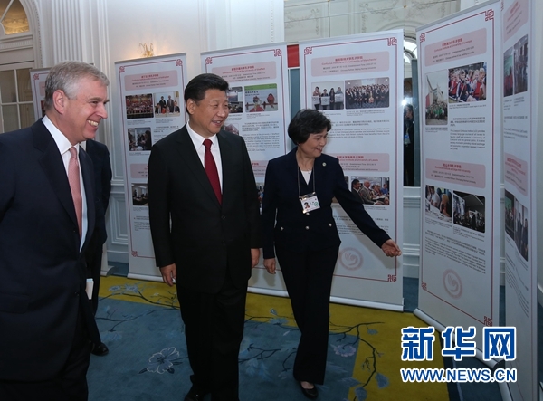 10月22日，國家主席習(xí)近平在倫敦出席全英孔子學(xué)院和孔子課堂年會開幕式。這是習(xí)近平參觀全英孔子學(xué)院和孔子課堂成果圖片展。 新華社記者 龐興雷 攝