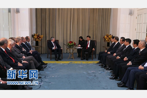 10月22日，國家主席習近平在倫敦集體會見英國前首相布朗等英國友人。新華社記者 龐興雷 攝 