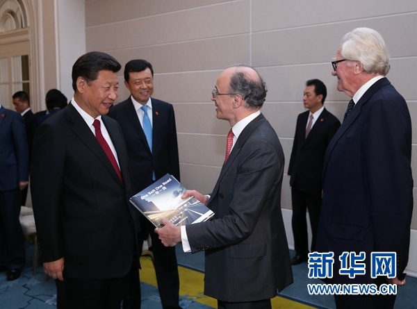 10月22日，國家主席習近平在倫敦集體會見英國前首相布朗等英國友人。新華社記者 龐興雷 攝 
