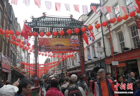 習(xí)近平主席訪問英國(guó)，倫敦唐人街掛出大紅燈籠和中英兩國(guó)國(guó)旗。 <a target='_blank' ><p  align=