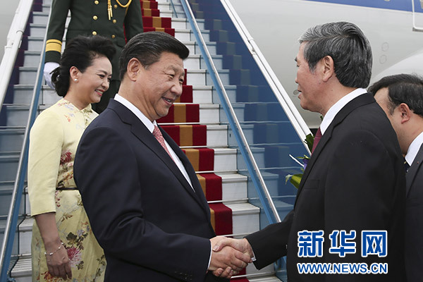 11月5日，中共中央總書記、國家主席習(xí)近平抵達越南首都河內(nèi)，開始對越南進行國事訪問。這是越南高級官員到機場迎接習(xí)近平和夫人彭麗媛。新華社記者蘭紅光攝 