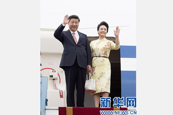 11月5日，中共中央總書記、國家主席習(xí)近平抵達越南首都河內(nèi)，開始對越南進行國事訪問。這是習(xí)近平和夫人彭麗媛步出艙門向歡迎人群揮手致意。新華社記者 李學(xué)仁 攝