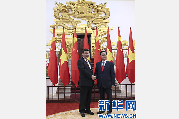 11月5日，中共中央總書記、國家主席習(xí)近平在河內(nèi)同越南總理阮晉勇舉行會談。 新華社記者 蘭紅光 攝