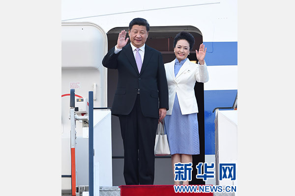 11月6日，國家主席習(xí)近平抵達(dá)新加坡，開始對新加坡進(jìn)行國事訪問。這是習(xí)近平和夫人彭麗媛步出艙門。 新華社記者張鐸攝