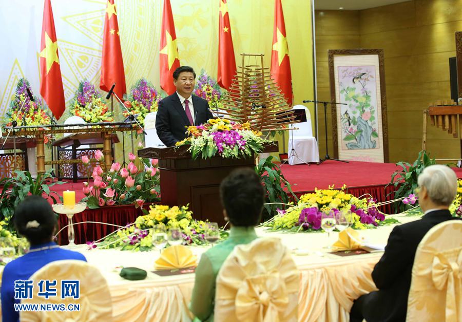 11月5日，中共中央總書記、國家主席習(xí)近平和夫人彭麗媛出席越共中央總書記阮富仲和越南國家主席張晉創(chuàng)在河內(nèi)國際會議中心舉行的盛大歡迎晚宴。新華社記者 龐興雷 攝 