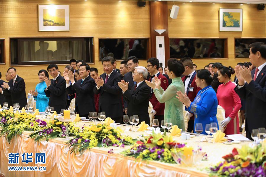 11月5日，中共中央總書記、國家主席習(xí)近平和夫人彭麗媛出席越共中央總書記阮富仲和越南國家主席張晉創(chuàng)在河內(nèi)國際會議中心舉行的盛大歡迎晚宴。新華社記者 龐興雷 攝 