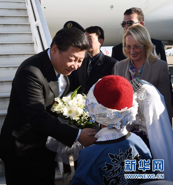 11月14日，國(guó)家主席習(xí)近平抵達(dá)土耳其安塔利亞，應(yīng)土耳其共和國(guó)總統(tǒng)埃爾多安邀請(qǐng)，出席二十國(guó)集團(tuán)領(lǐng)導(dǎo)人第十次峰會(huì)。這是土耳其兒童向習(xí)近平主席獻(xiàn)花。新華社記者 饒愛民 攝 