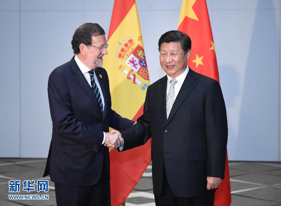 11月16日，國(guó)家主席習(xí)近平在土耳其安塔利亞會(huì)見(jiàn)西班牙首相拉霍伊。 新華社記者 張鐸 攝