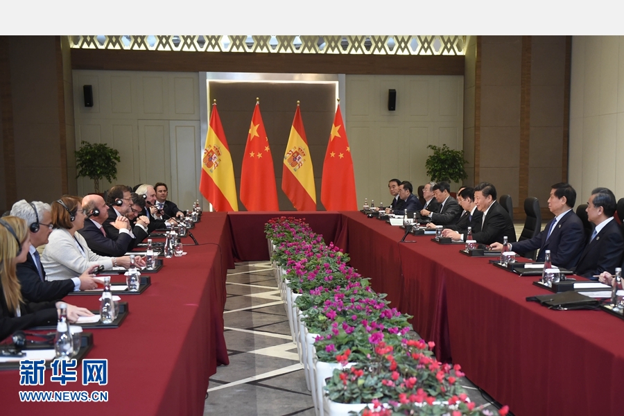 11月16日，國(guó)家主席習(xí)近平在土耳其安塔利亞會(huì)見(jiàn)西班牙首相拉霍伊。 新華社記者 張鐸 攝