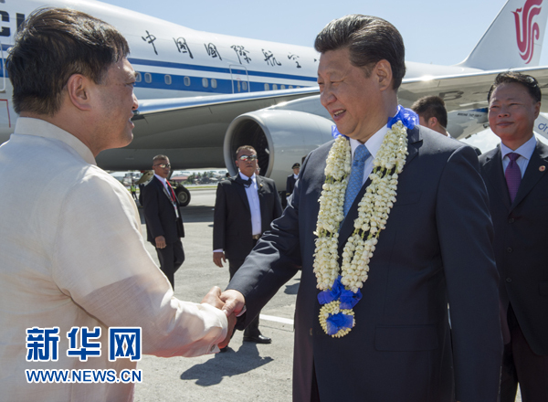 11月17日，國家主席習近平抵達菲律賓首都馬尼拉尼諾·阿基諾國際機場，出席即將舉行的亞太經(jīng)合組織第二十三次領導人非正式會議。菲律賓高級官員到機場迎接習近平主席。新華社記者李學仁攝